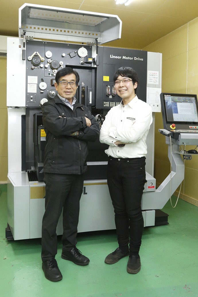 有限会社オクギ製作所 代表取締役 和氣 幸博(左)、取締役 和氣 直道(右)