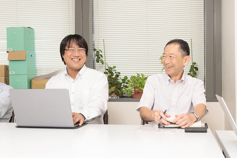 鈴木代表(右)と石井アドバイザー(左)