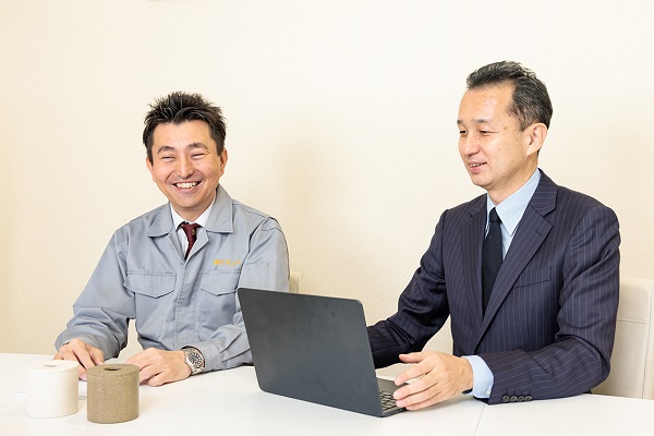 株式会社江北ゴム製作所の菅原社長と藤原アドバイザー