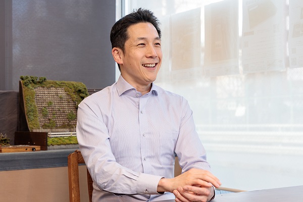取材を受ける有限会社さかつうの坂本社長。
