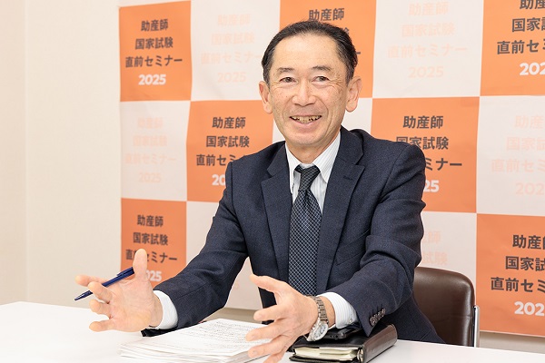 取材を受ける株式会社厚徳社の鈴木社長