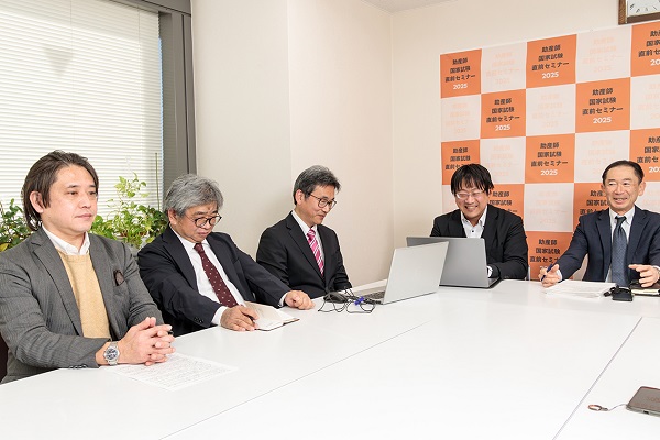 デジタルマーケティング推進チームとアドバイザーのミーティングの様子