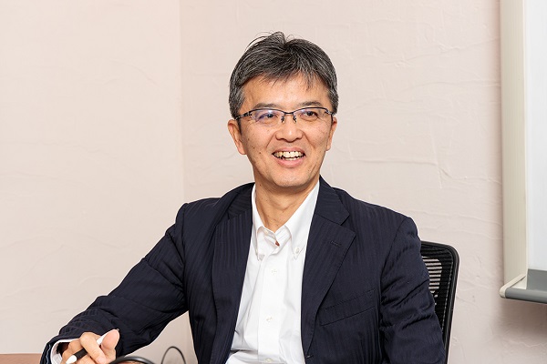 取材を受ける株式会社東興電機製作所の土橋社長