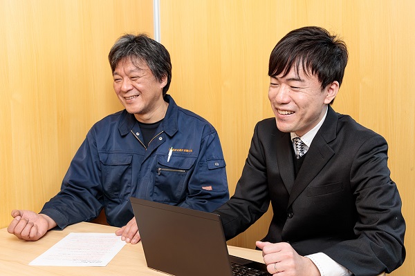 有限会社岩井金属金型製作所の岩井社長と谷藤アドバイザー