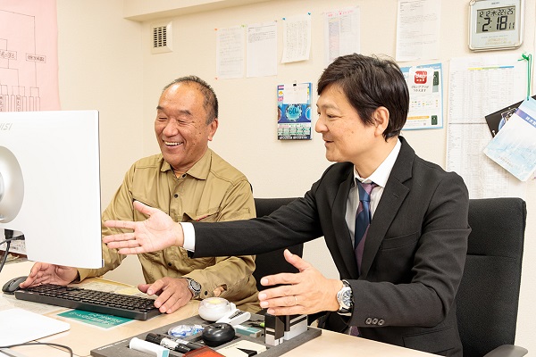 藤森社長と原田アドバイザーのミーティングの様子